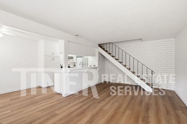 Photo - 243 Breuner Dr Unidad #2