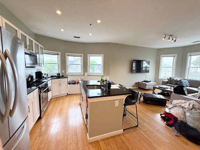 Building Photo - 110 Chester St Unit 3