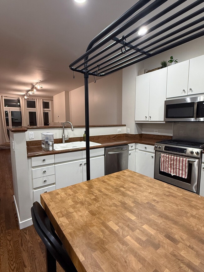 Photo - 943 W Huron St