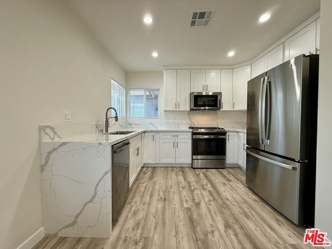 Building Photo - 5248 Whitsett Ave Unit 1/2 Rental