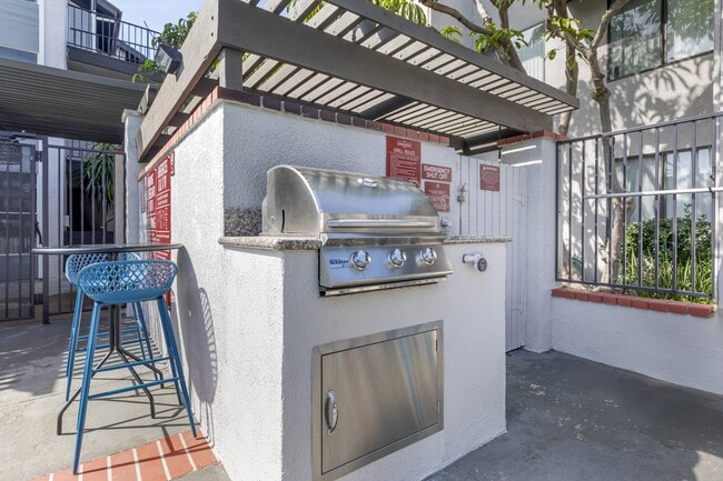 Ase, relájese y descanse con estilo en Independence Plaza, donde cada patio es un oasis personal. - Independence Plaza Apartment Homes