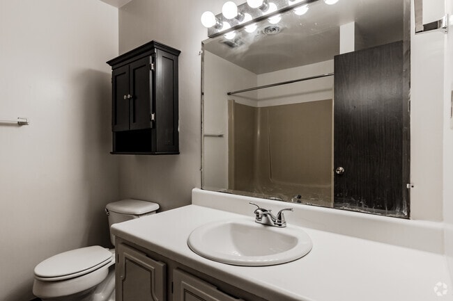 2BR, 1BA - 900SF - Bathroom