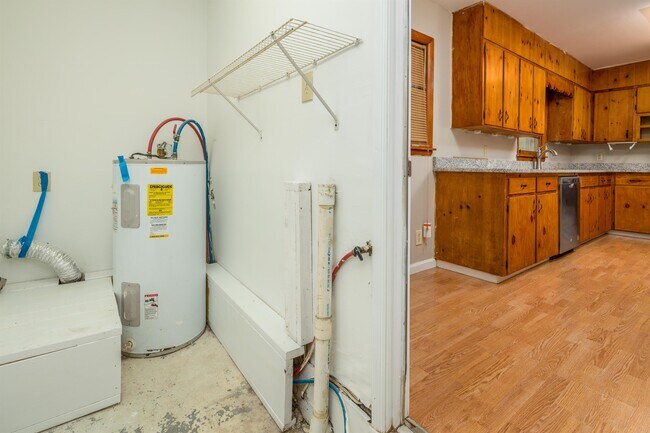 Photo - 2004 Rosewood Dr NW