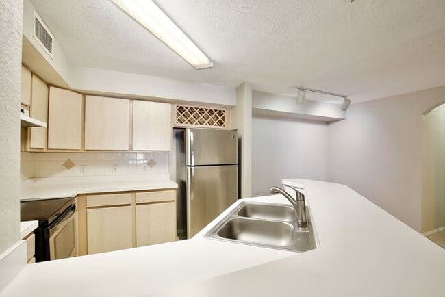 Gorgeous 2/2 Condo with Bonus Room for Office/Den in the Gated Community of Bona Vista - Altamont...