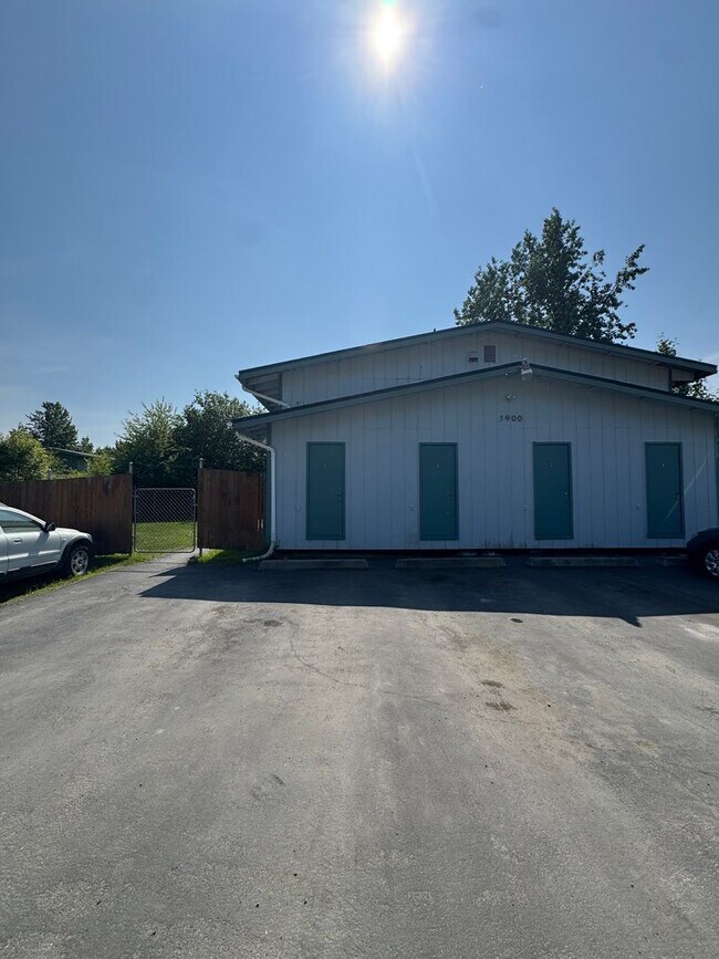 2 bed/ 1 bath in well maintained 4plex - 2 bed/ 1 bath in well maintained 4plex House