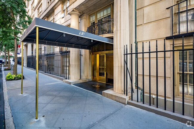 Photo - 130 E 67th St