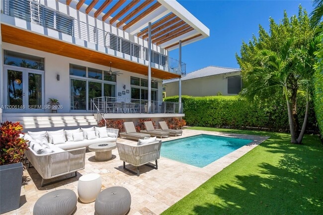 Building Photo - 230 W McIntyre St