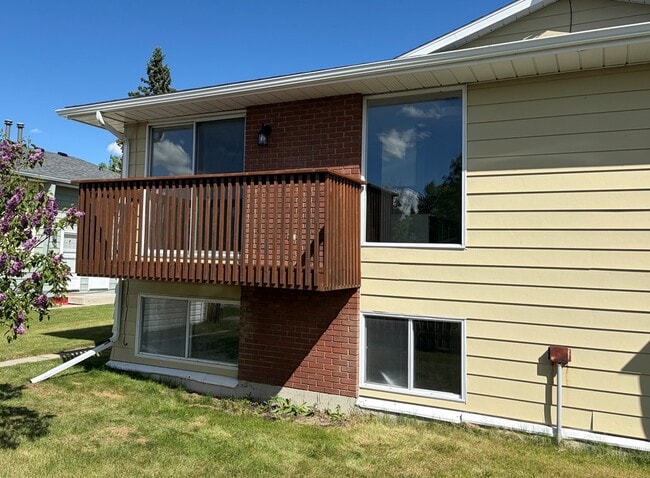 Building Photo - 2 Bed 1 Bath Unit 3