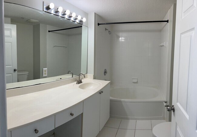 Photo - TOUR TODAY. APPLY TODAY. SAVE MORE Unidad 10128-B2 - Bostonian