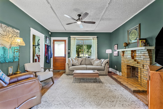 Photo - 2247 Burbank Ave
