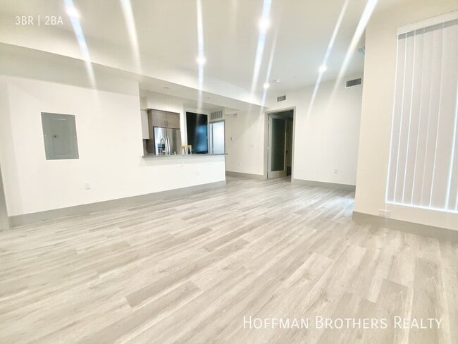 Building Photo - 4847 Oakwood Ave Unit 216
