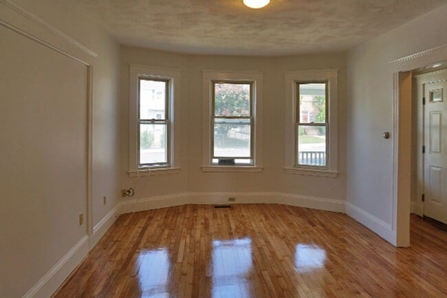 Photo - 2 bed1bath unit in Waltham is available in 9/1