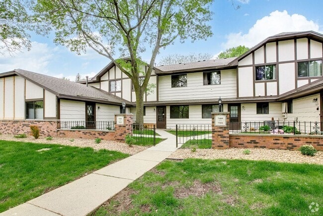 Building Photo - Two bedroom townhome with two garages avai...
