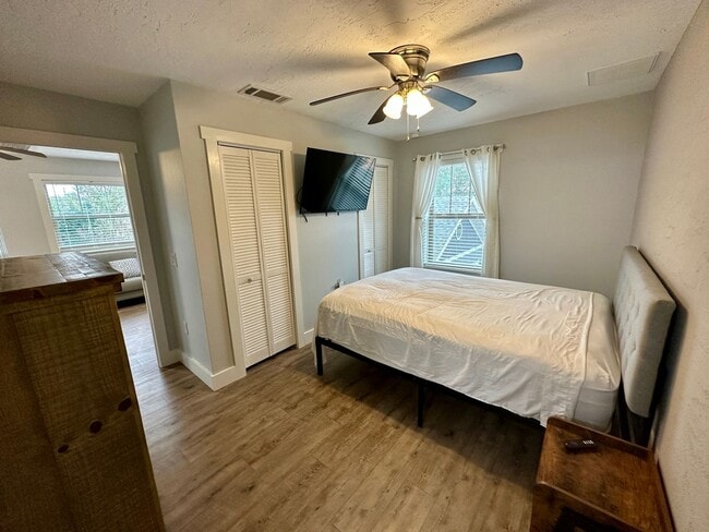 Photo - 517 W Wright St