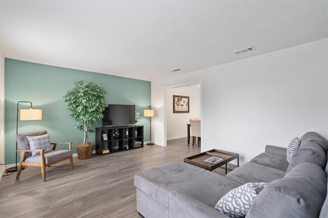 Photo - 405 E Logan St