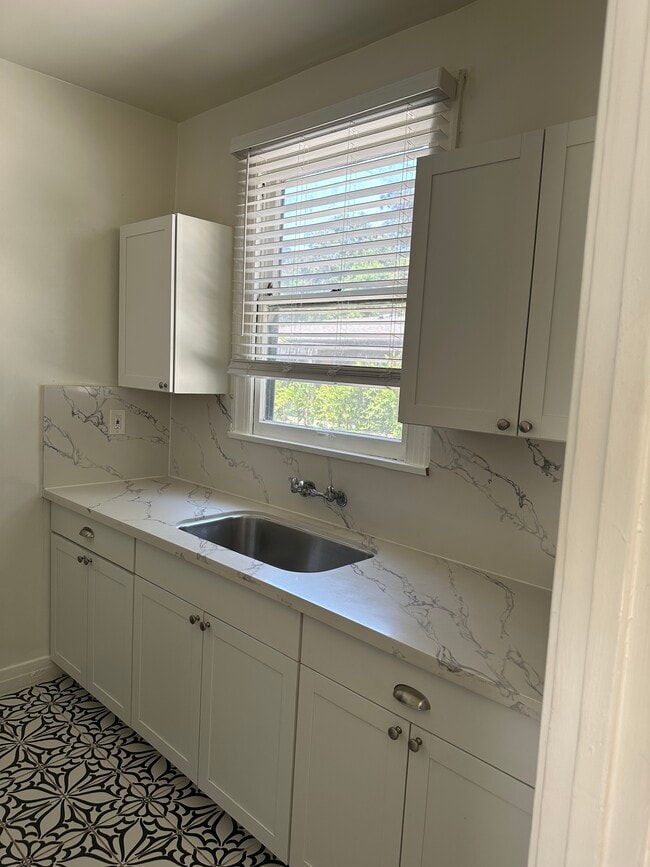 Building Photo - 8000 Honey Dr