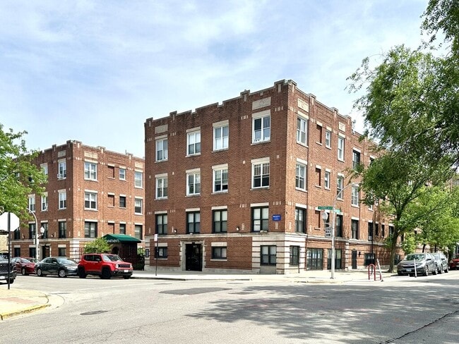 Building Photo - 934 W Cornelia Ave Unit J04W