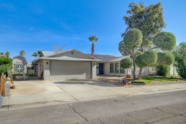 Building Photo - Welcome to this stunning 3-bedroom, 2-bath, single-story home that has been completely renovated ...