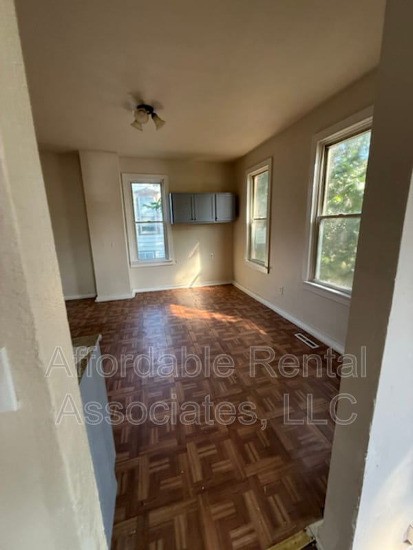 Building Photo - 1310 W Scott St Unit Lowwr front Rental