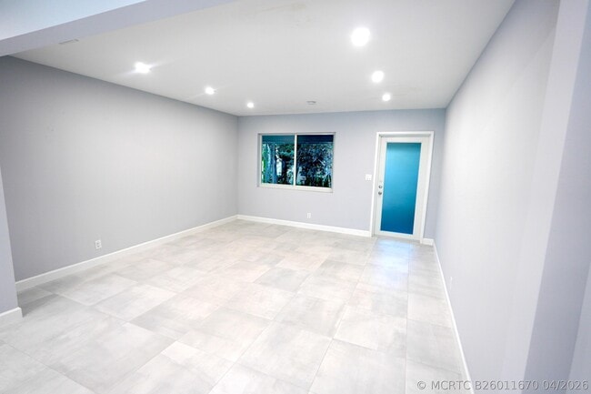 Photo - 631 NE 17th Way Unit 3
