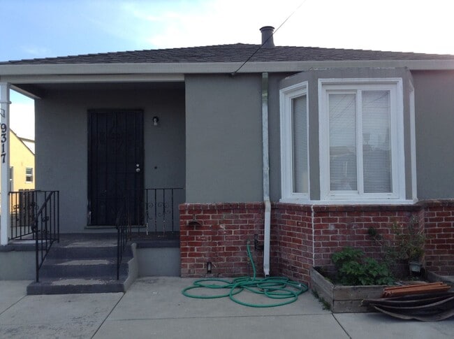 Photo - Cute Duplex front unit available Unidad 9317 Walnut Street