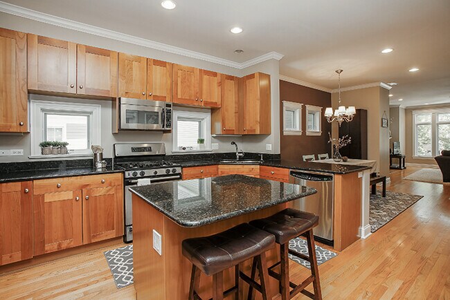 Photo - 3836 N Janssen Ave Unit 2