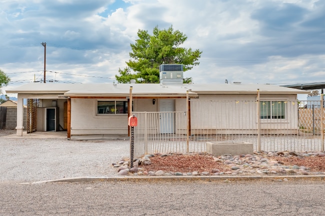 Photo - 3233 N El Tovar Ave