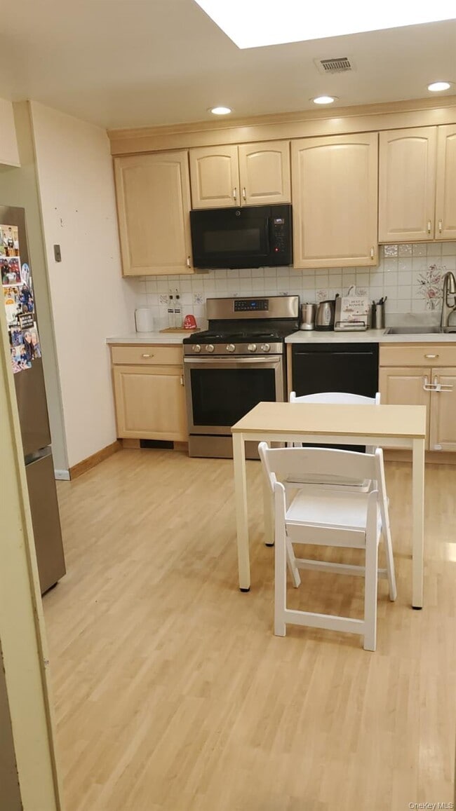 Photo - 12 Van Gogh Ln