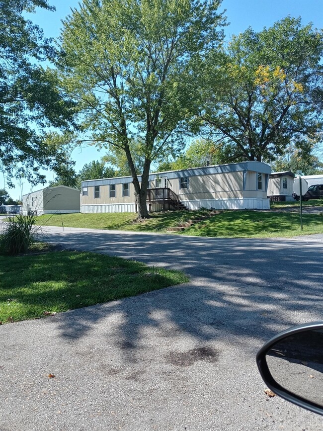 Building Photo - 252 Golden Crest Dr
