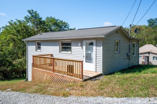 Building Photo - Updated 2 bedroom 1 bath in Fairlawn VA