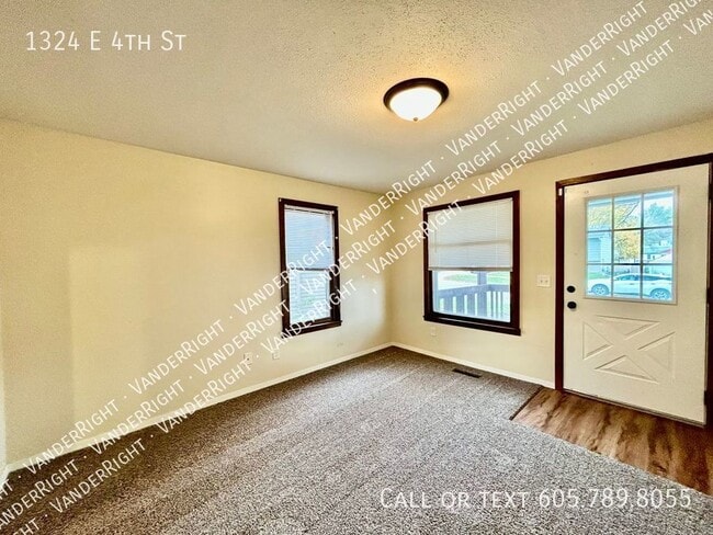 Photo - 1324 E 4th St
