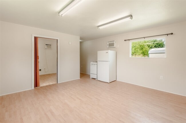 Photo - 2094 S Robb St