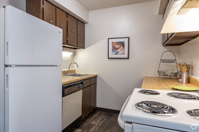 1BR, 1BA - 715SF - Kitchen - Suson Pines