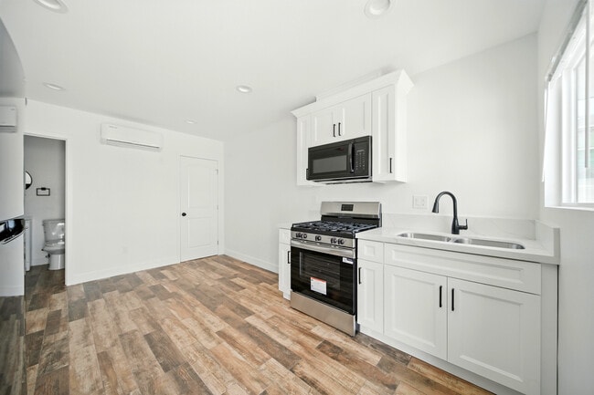 Building Photo - 523 1/2 JADU Studio Unit 1 Rental