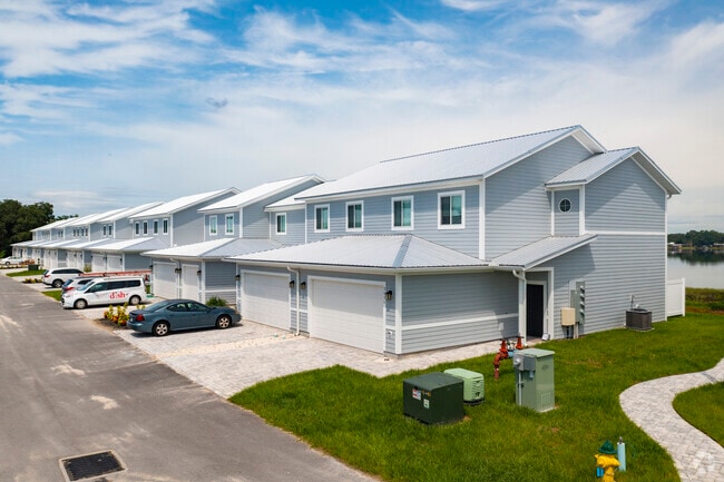 2401 NW 21st St Winter Haven, FL - The Townhomes of Evergreen on Lake Idylwild