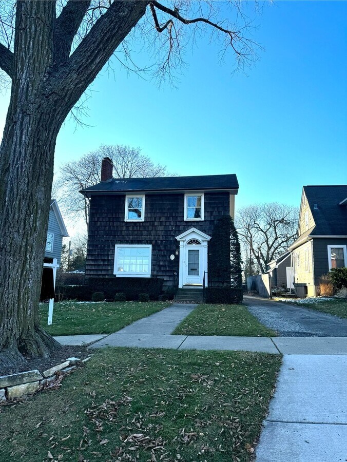 Photo - 6 S Elm St House
