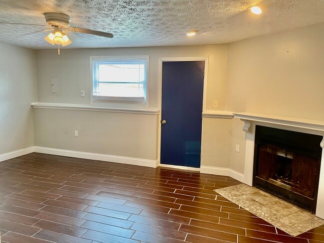 sala de estar en la planta baja - 5042 Magnolia Blossom Blvd Casa Adosada