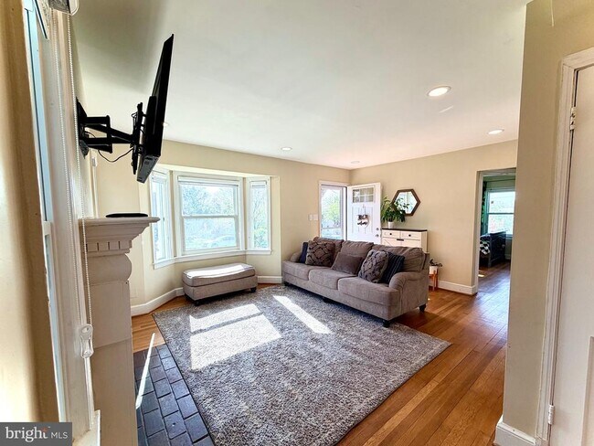 Photo - 2916 Meadow Ln