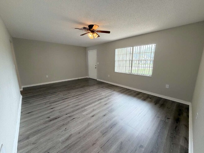 Photo - "Charming 3-Bed, 2-Bath Retreat in Spring Hill with 1,327 Sq Ft of Comfort!"