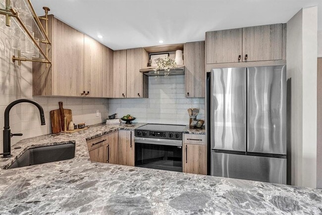Building Photo - 340 Sunset Dr Unit 505