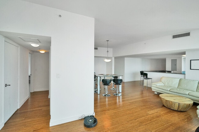 Building Photo - 1800 N Bayshore Dr