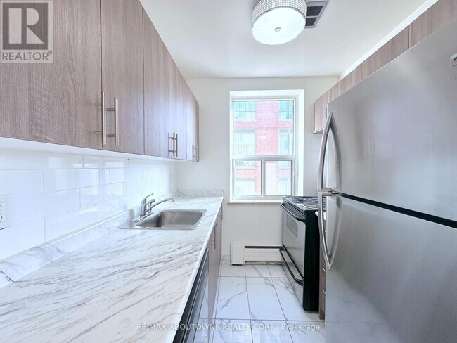 Photo - 276 St Clair Ave W
