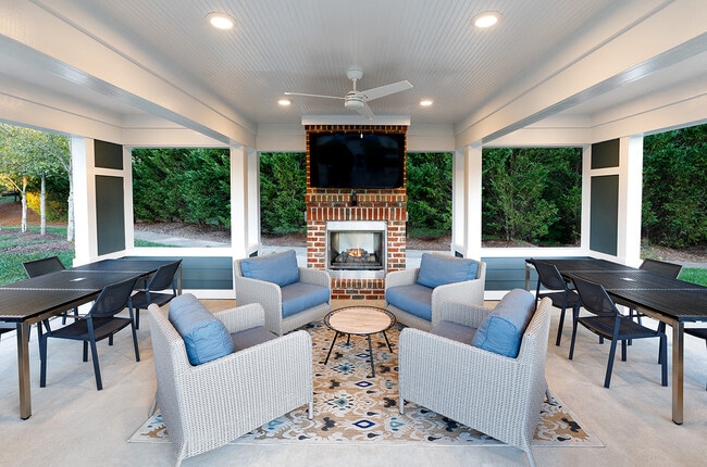 Summerhouse with Fireplace, TV, and Grills