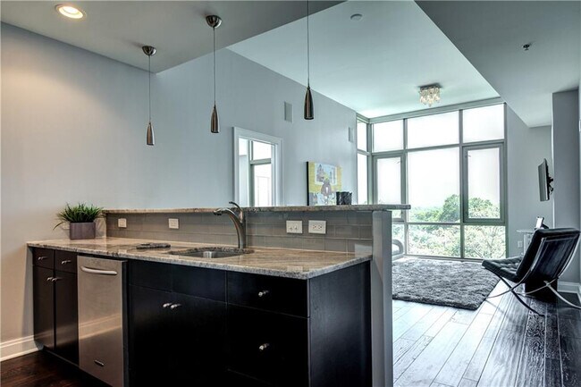 Photo - 905 Juniper St NE