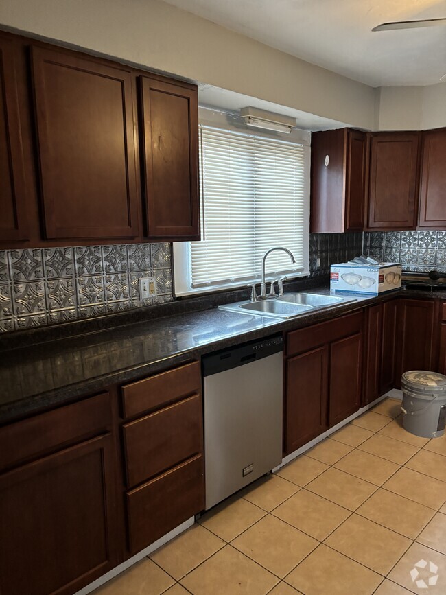 Building Photo - 1615 W Spencer St Rental