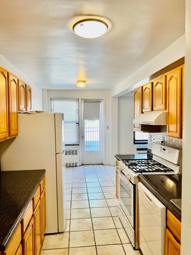 Photo - 49 Davis Ave Unidad 4F