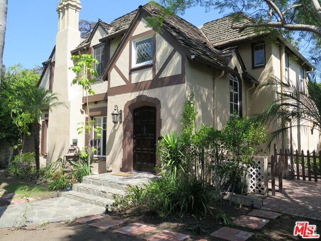 Building Photo - 802 Cloverdale Ave Rental