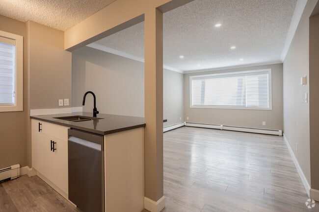 2BR, 1BA - 614SF - Living Room