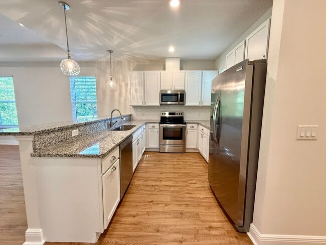 Building Photo - Gorgeous, Modern 2/2 Duplex in Orange City!