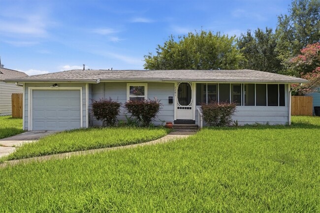 Building Photo - 2281 Des Jardines St